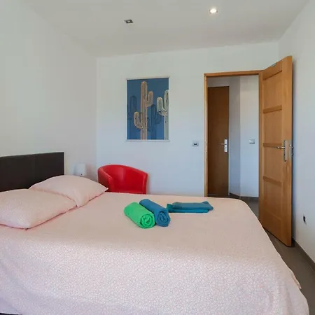 La Casa Reine Jeanne- Pres De La Gare - Wifi - Parking - Neuf Et Confort Apartment *